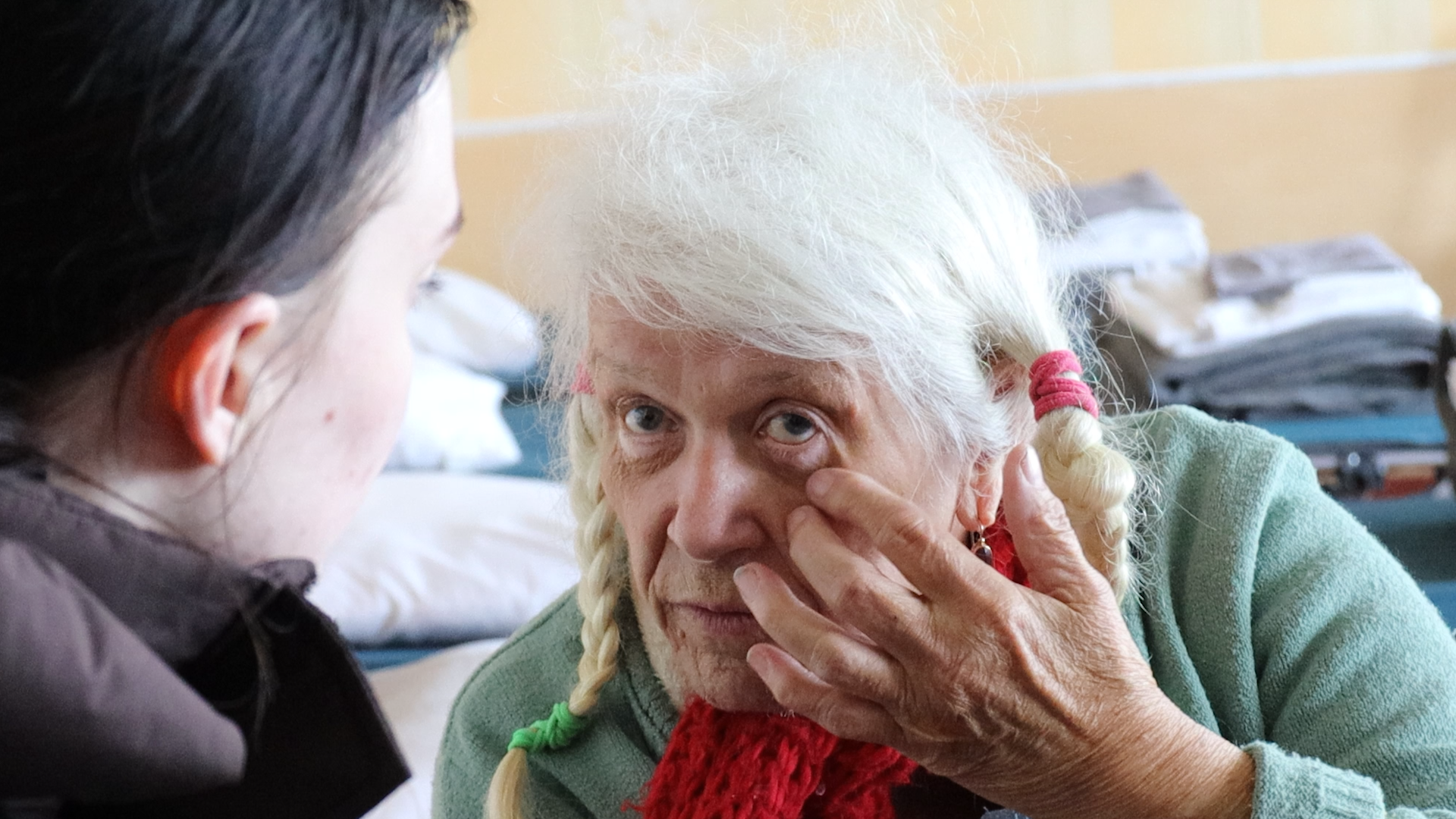 "Мне прилетело в дом". Репортаж из Дружковки, где воду черпают из луж, а за людьми охотятся КАБы